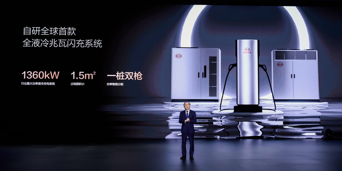 Wang Chuanfu, le fondateur et dirigeant de BYD, ce lundi, lors de la présentation de son nouveau superchargeur.