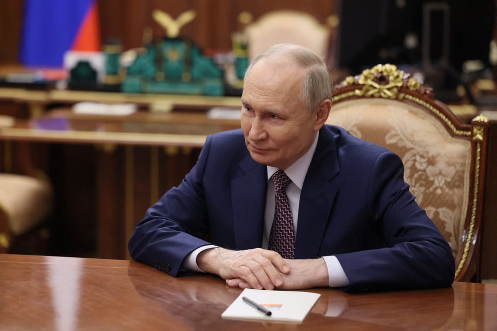 Le président russe Vladimir Poutine assistant à une réunion.