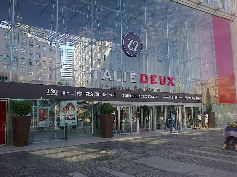 Des centaines de militants écologistes ont occupé 17 heures le centre commercial Italie 2, situé dans le sud-est de Paris, "symbole du capitalisme".