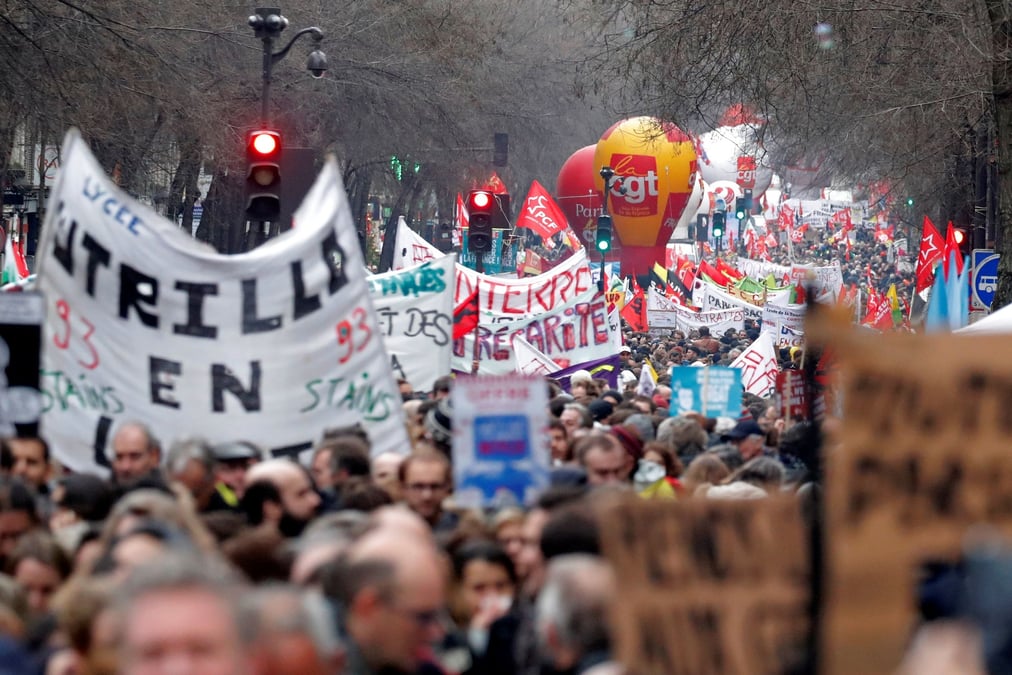 Selon la CGT, 370.000 personnes ont défilé dans les rues de Paris lors de la quatrième journée de mobilisation nationale contre le projet de réforme des retraites, le jeudi 9 janvier 2020