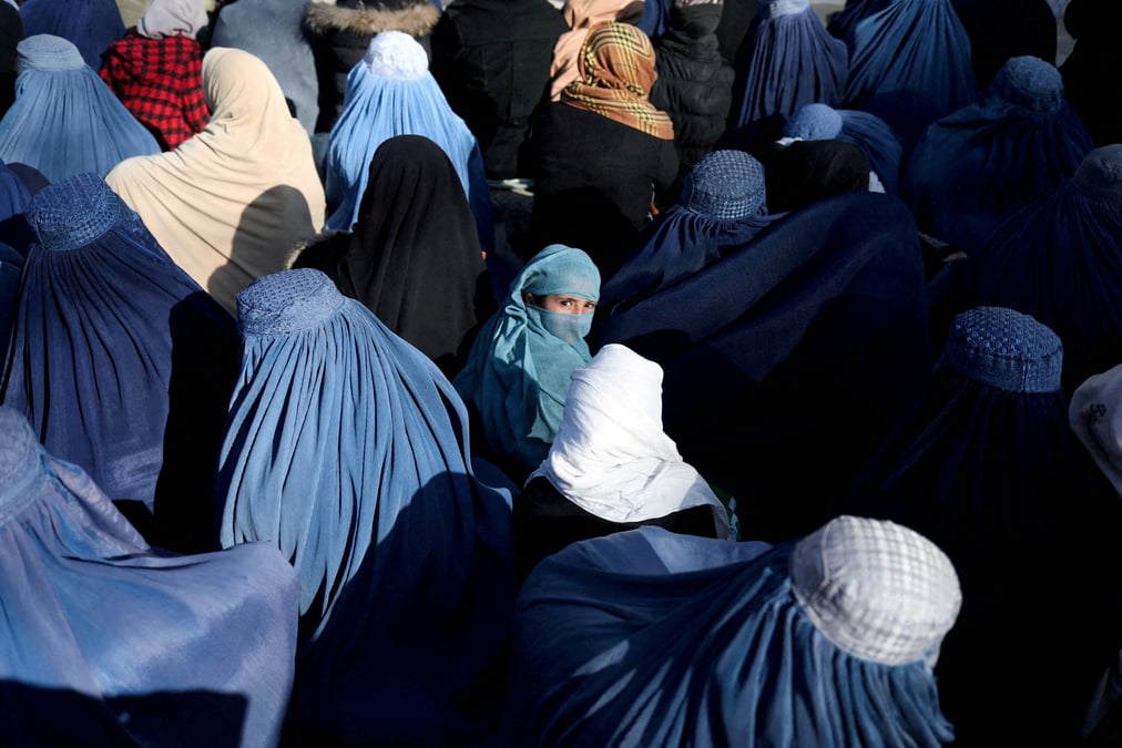 Afghanistan: les presentatrices de television devront couvrir leur visage, declare un responsable taliban