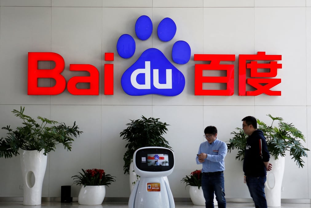 Un robot baidu pres du logo de l'entreprise a son siege social a pekin, en chine