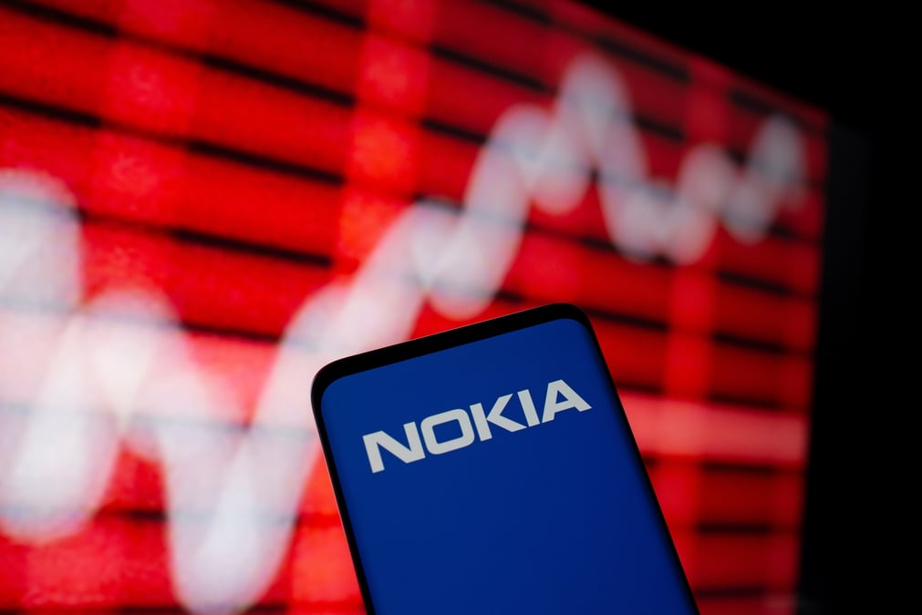 Photo d'archives: le logo de nokia affiche sur un telephone portable devant un graphique boursier