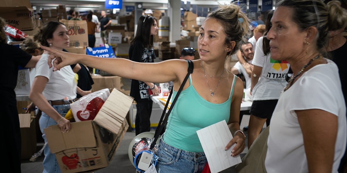Libi Kespi, du Mouvement de protestation des étudiants, est bénévole au centre logistique pour les dons.