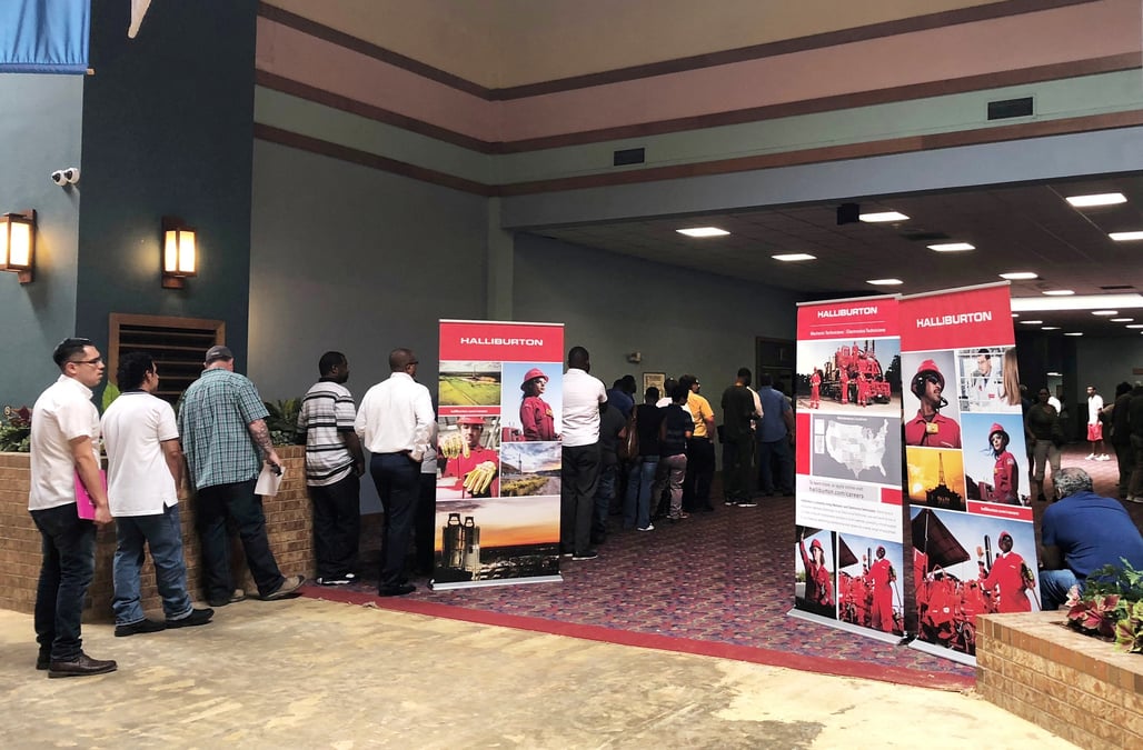 Des demandeurs d'emploi font la queue lors d'un salon de l'emploi de halliburton a l'hotel mcm grande fundome a odessa, au texas