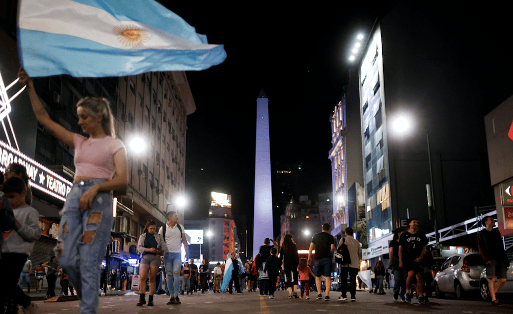 Les Argentins célébrant la victoire de Javier Milei dans les rues de la capitale Buenos Aires dimanche soir.