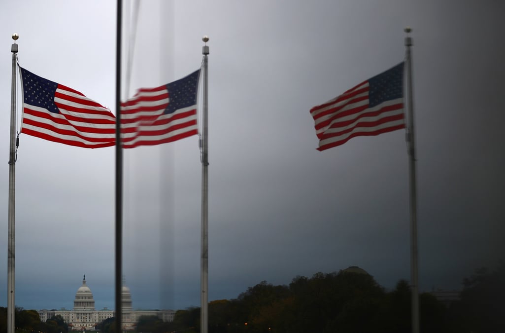 Des drapeaux americains se refletent dans une fenetre a washington