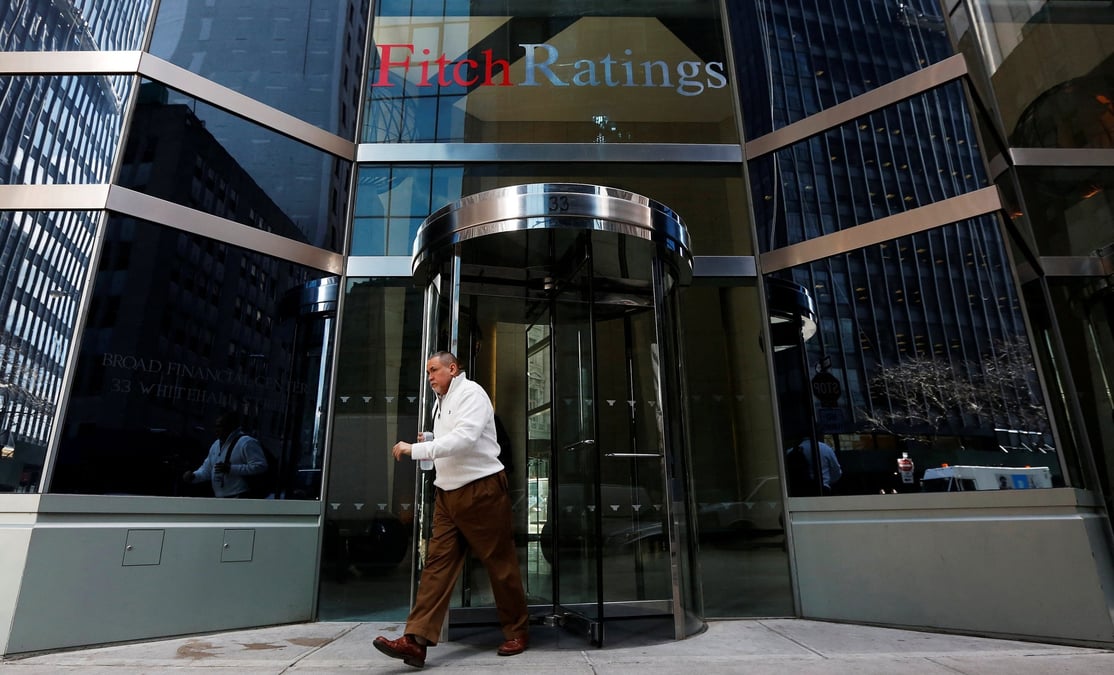 Des personnes passent devant le siege de fitch ratings a new york