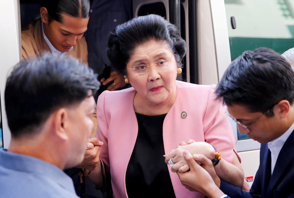 Philippines: imelda marcos fete ses 90 ans et envoie 260 invites a l'hopital