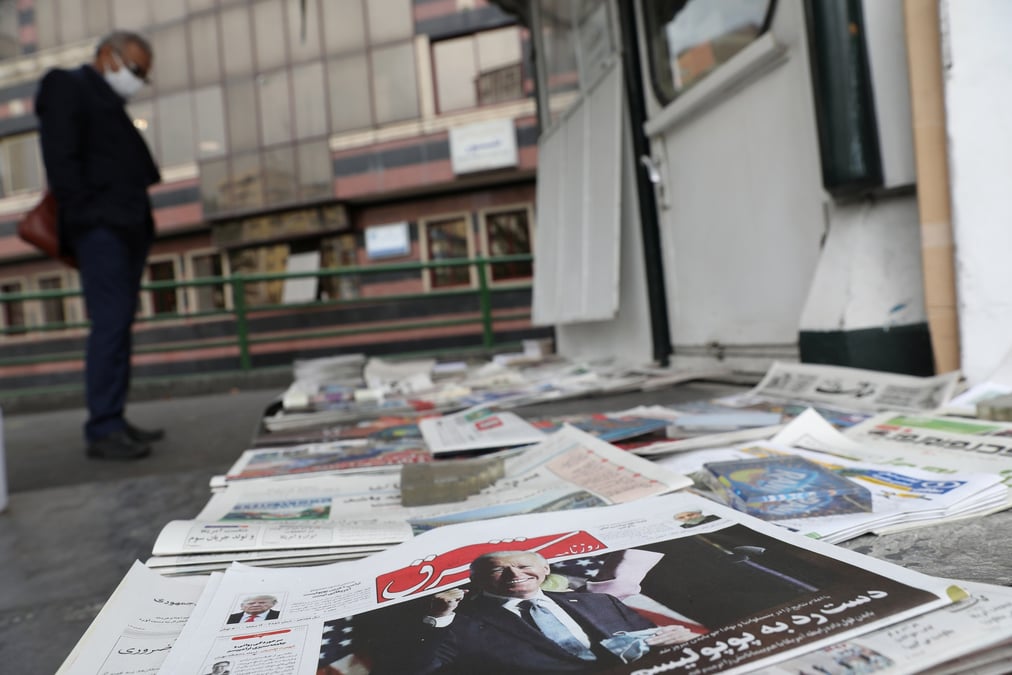 Un journal avec à sa Une le président élu Joe Biden est vu dans un kiosque à journaux à Téhéran, en Iran