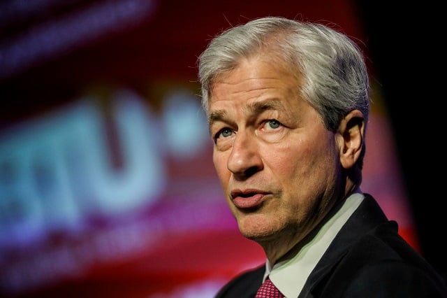 Jamie Dimon, patron de la banque cité dans le communiqué, explique cette contreperformance des NII par une « compression des marges sur les dépôts et (par) un solde des dépôts inférieur, en particulier dans la banque de détail ».