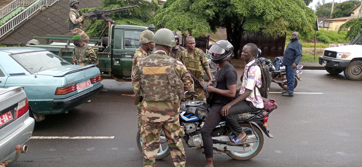 Incertitude en guinee, qui rouvre ses frontieres au lendemain du coup d'etat