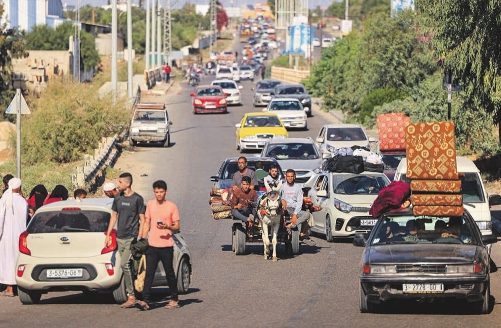 Avant-hier, des Palestiniens fuyant la ville de Gaza se dirigent vers le sud de l’enclave.