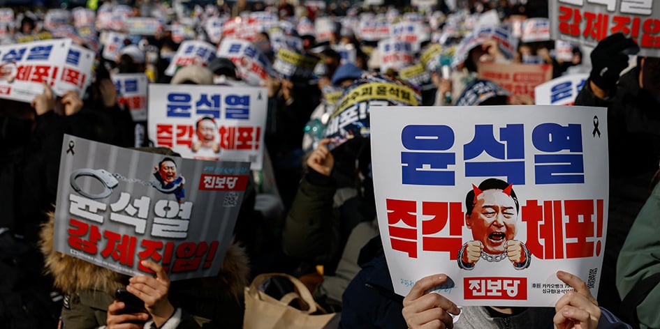 Des personnes participent à une manifestation contre la destitution du président sud-coréen Yoon Suk-yeol près de sa résidence officielle, à Séoul, en Corée du Sud, le 4 janvier 2025.