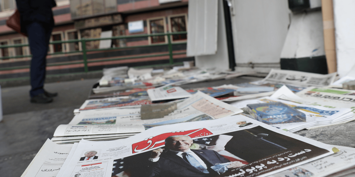 Un journal avec à sa Une le président élu Joe Biden est vu dans un kiosque à journaux à Téhéran, en Iran