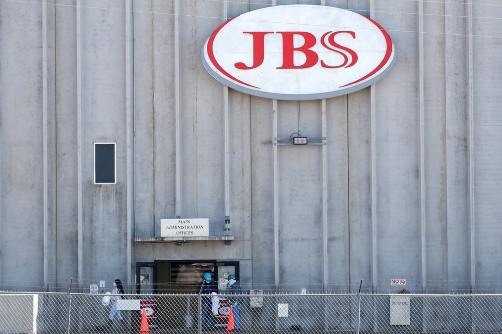 Le groupe revil lie a la russie derriere la cyberattaque de jbs, rapporte bloomberg