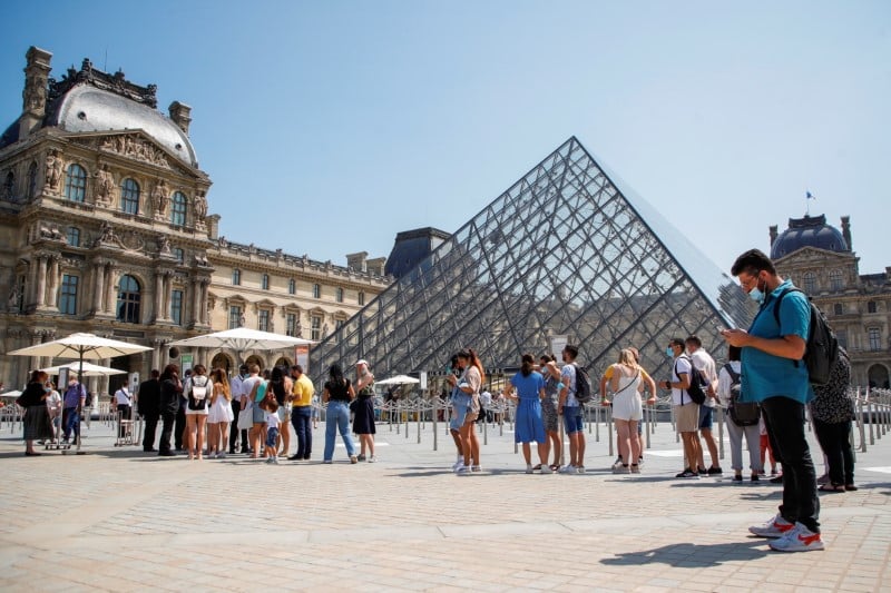 France/tourisme: l'ete "fonctionne bien", des difficultes encore a paris, dit lemoyne