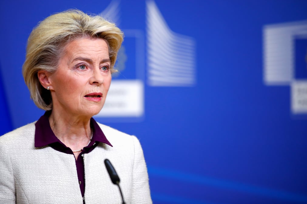 Coronavirus: les vols vers des pays touches par le nouveau variant doivent etre suspendus, dit von der leyen