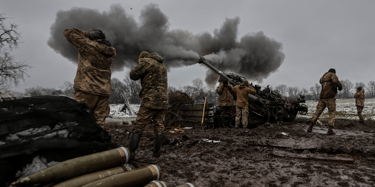 Des militaires ukrainiens sur une ligne de front dans la region de donetsk tirent un obus