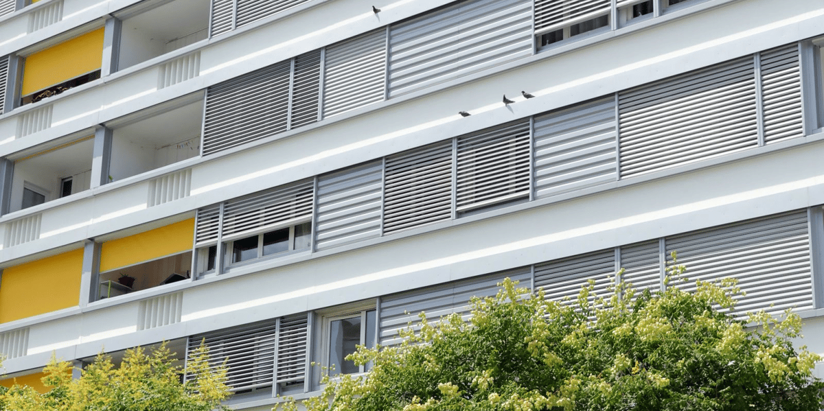 Brises soleil en aluminium premium et stores bananes jaunes pour les loggias sont les marques les plus visibles de la transformation.