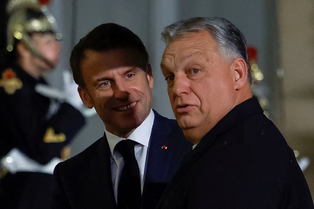 Le president francais emmanuel macron accueille le premier ministre hongrois viktor orban a son arrivee pour un diner de travail au palais de l'elysee a paris