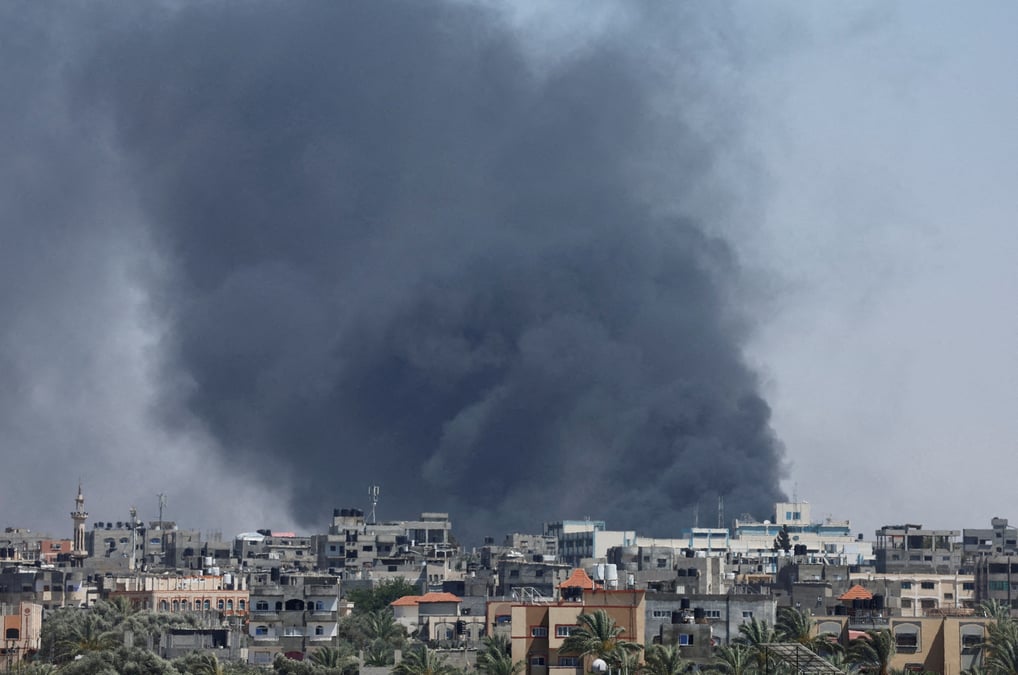 De la fumee s'eleve lors d'une frappe aerienne israelienne, a rafah