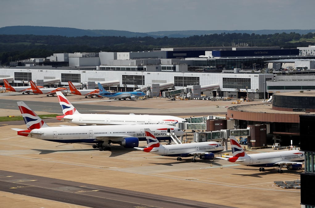 Photo d'archives des avions au terminal de l'aeroport de gatwick, en grande-bretagne