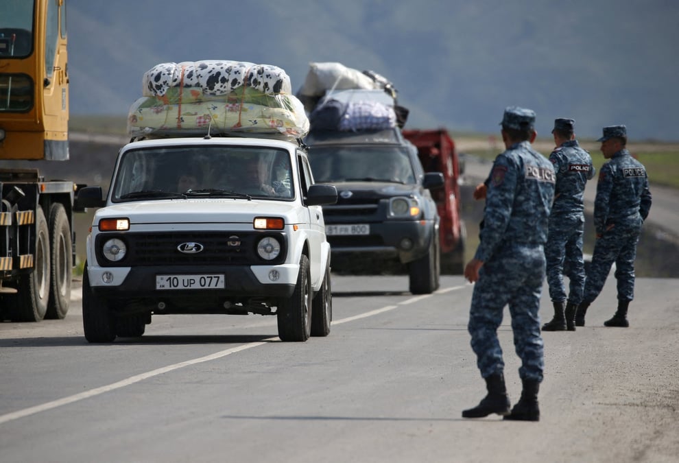 Des refugies de la region du haut-karabakh arrivent dans le village frontalier de kornidzor, en armenie
