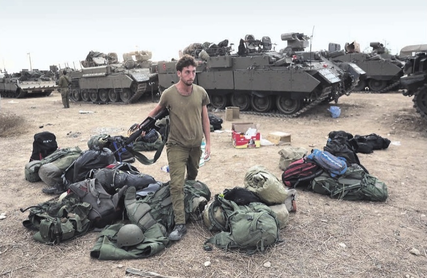 Un réserviste israélien dans un camp militaire près de Beer-Sheva, en Israël, le 9 octobre.