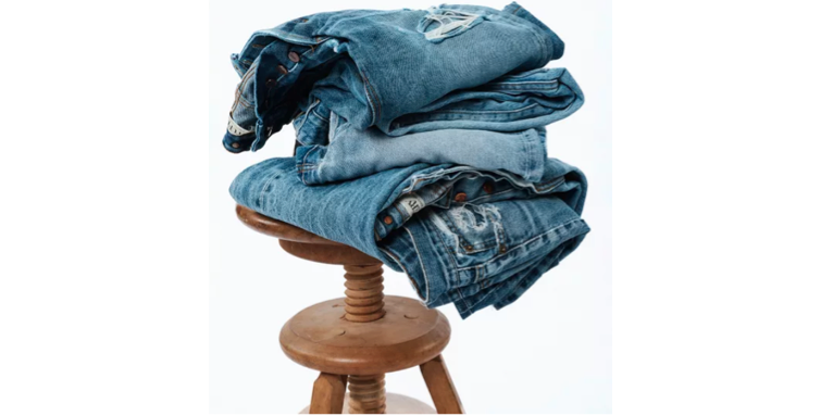 L'Atelier Tuffery, basé en Lozère où il fabrique des jeans depuis 132 ans, refuse de céder aux sirènes des soldes.