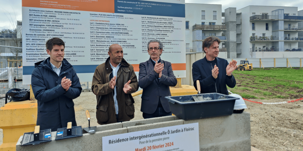 Romain Dostes, vice-président du Département de la Gironde, Nordine Guendez, président d'Aquitanis, Jean-Jacques Puyobrau, maire de Floirac et vice-président de Bordeaux Métropole, et l'architecte Stéphane Schurdi-Levraud, le 20 février 2024 à Floirac.