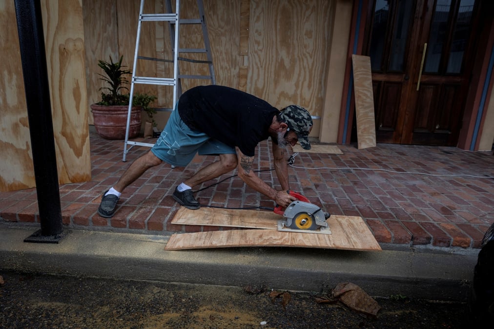 Un homme prepare sa maison pour l'arrivee de la tempete tropicale francine
