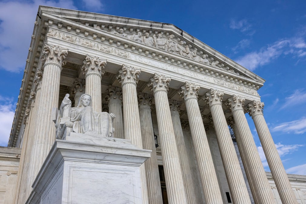 À la Cour suprême, six membres sur neuf sont du côté républicain et trois ont été nommés par Trump.