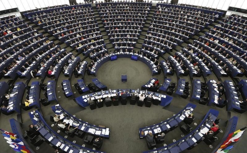 Le centre droit accroît son avance avant les européennes