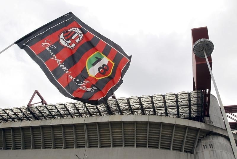 La famille berlusconi confirme la vente de 48% du milan ac