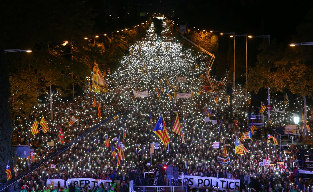 Grande manifestation independantiste dans les rues de barcelone
