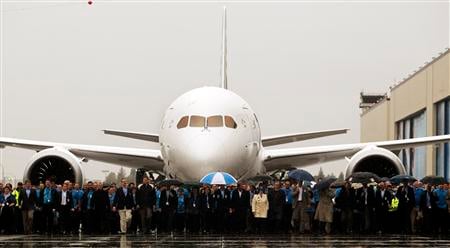 BOEING LIVRE SON PREMIER DREAMLINER
