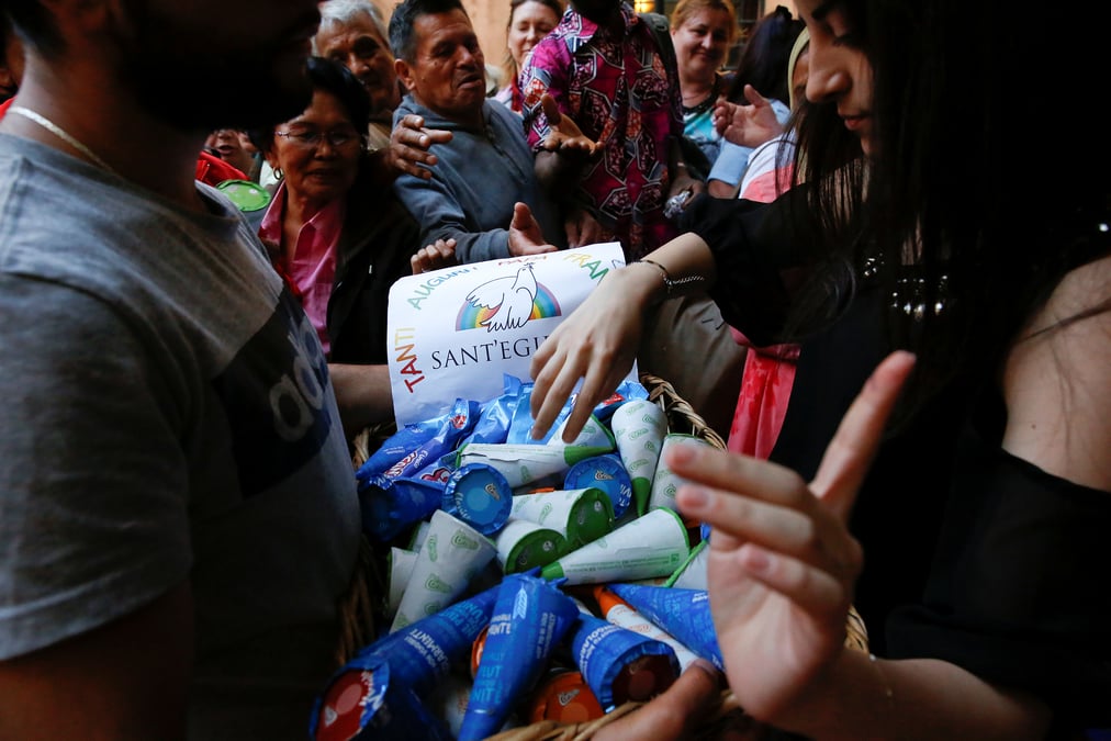 Pour sa fete, le pape fait distribuer 3.000 glaces aux sans-abri