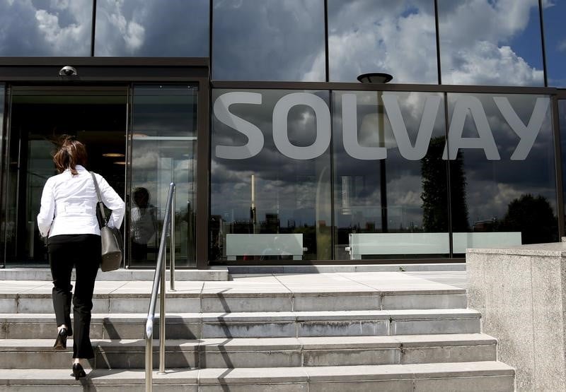 Solvay: changes et charges fixes ont greve le resultat du 1er trimestre