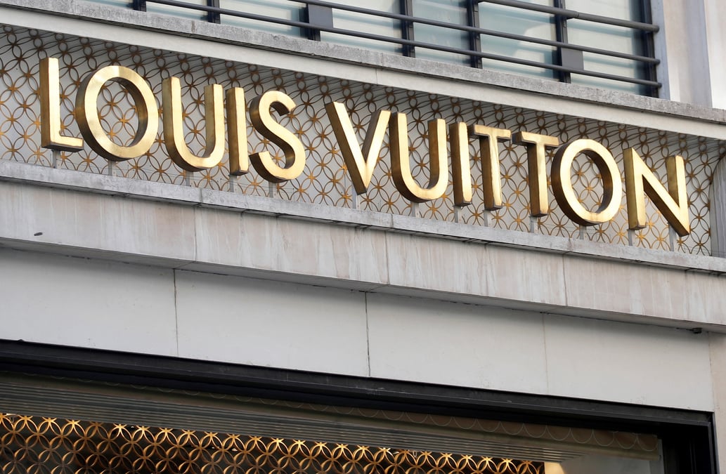 Photo d'archives du logo de louis vuitton, marque appartenant a lvmh, sur le mur d'un magasin a paris