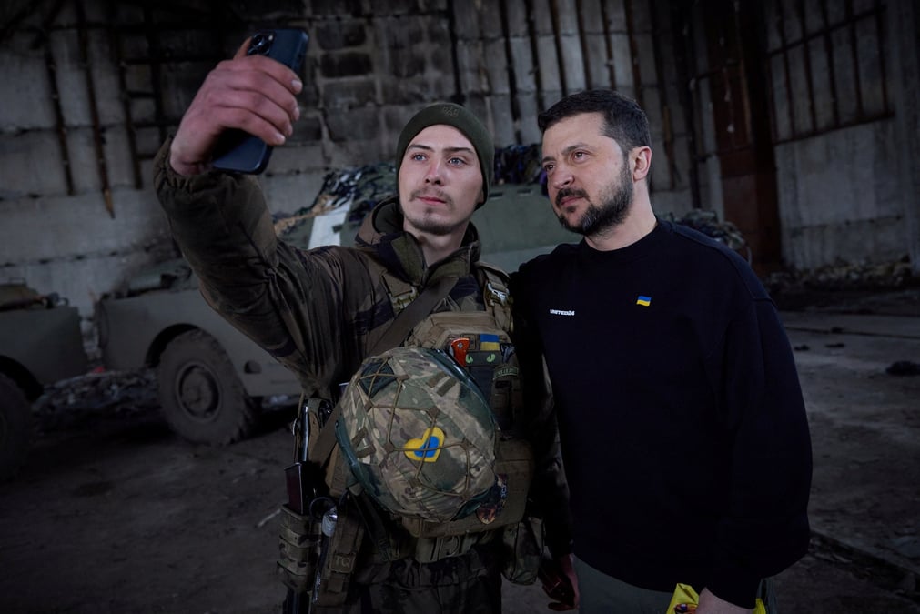 Le president ukrainien zelenskiy rend visite a des militaires ukrainiens pres d'une ligne de front dans la region de donetsk
