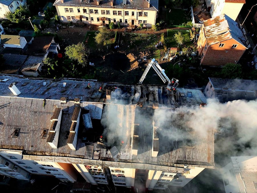 Un batiment detruit lors d'une frappe de missile russe a lviv, en ukraine