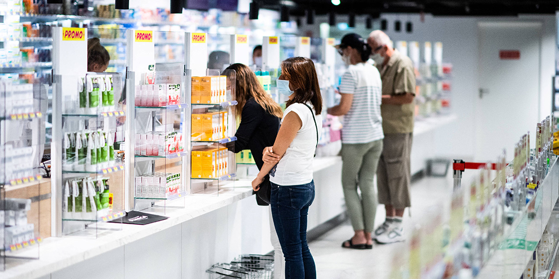 Dans une pharmacie parisienne.