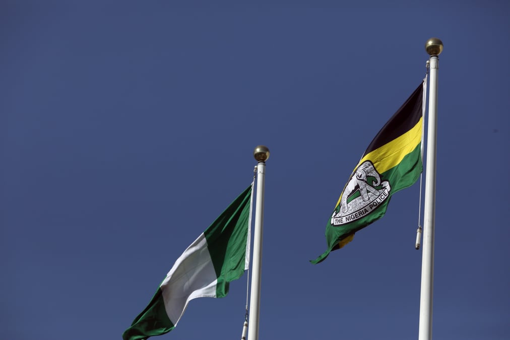 Le drapeau de la police nigeriane flotte a cote du drapeau national nigerian