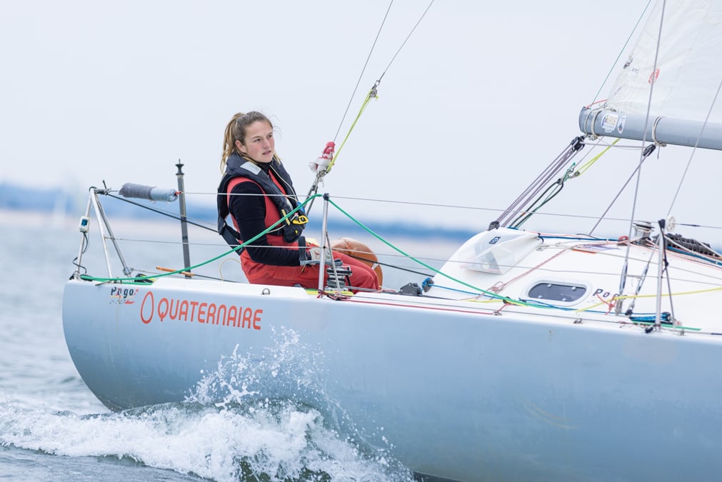 Aglaé Ribon, skippeuse semi-professionnelle de 25 ans, a participé à la Mini Transat 2023 à bord d'un voilier aux couleurs de Quaternaire, entreprise nantaise où elle est consultante.