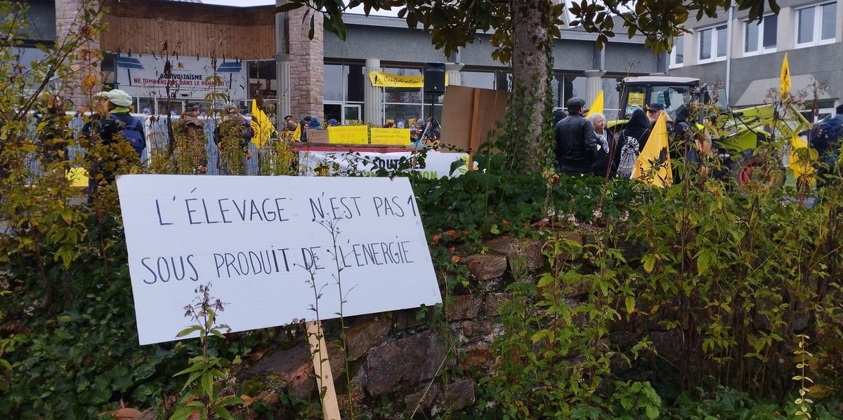 La Confédération Paysanne a manifesté contre l'agrivoltaïsme ce 18 novembre devant la chambre d'agriculture de Corrèze.
