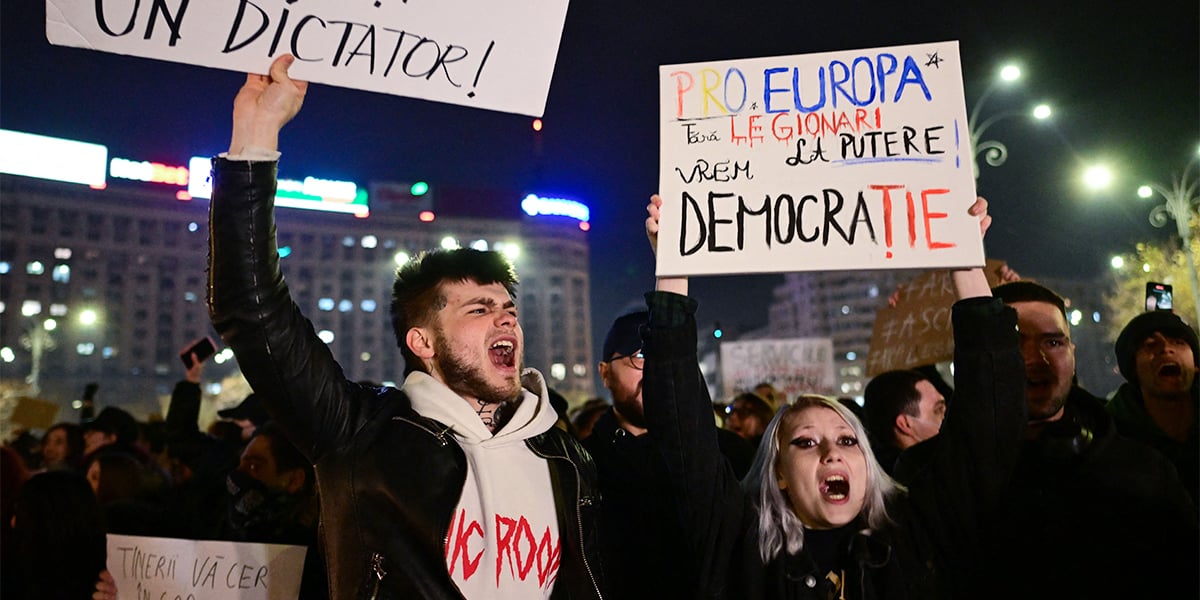 Mercredi à Bucarest, les Roumains étaient nombreux à manifester sur le parvis de l'université de Bucarest.