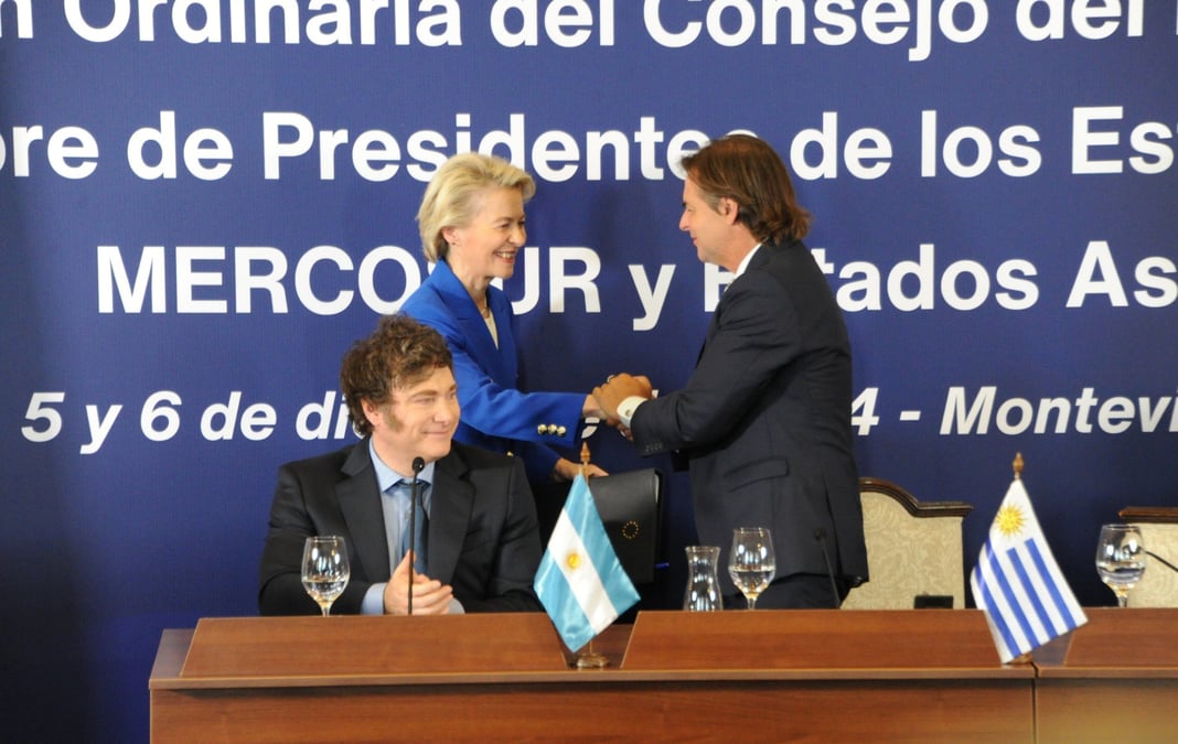 Ursula von der Leyen et le président du Brésil Luiz Inacio Lula da Silva le 6 décembre 2024, en présence de son homologue argentin, Javier Milei (assis) après que l'UE a donné son aval à l'accord UE-Mercosur.