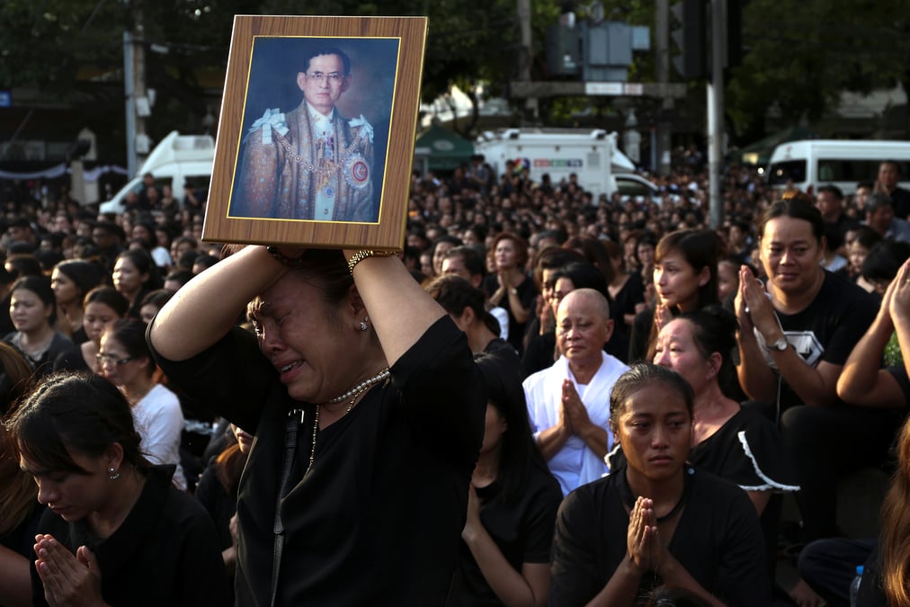 La thailande pleure le dernier voyage du roi bhumibol