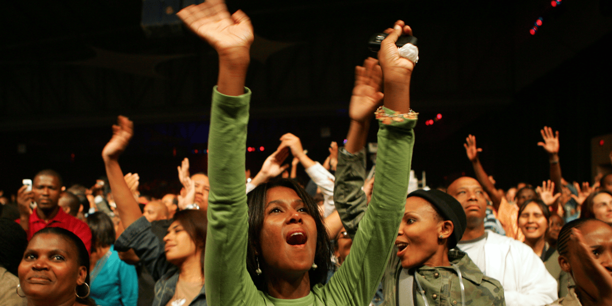Jeunesse public concert fans afrique femmes filles joie